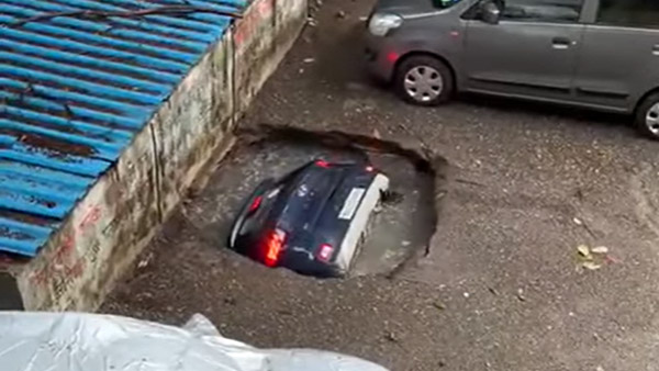 എളുപ്പവഴികൾ ചിലപ്പോൾ തിരിച്ചടിയായേക്കാം; പാർക്കിംഗിൽ സിങ്ക് ഹോളിൽ മുങ്ങിത്താണ് ഹ്യുണ്ടായി വെന്യു