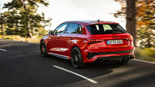 മെർസിഡീസ് AMG ശ്രേണിക്ക് വെല്ലുവിളിയായി RS 3 പെർഫോമെൻസ് മോഡലുകൾ അവതരിപ്പിച്ച് ഔഡി