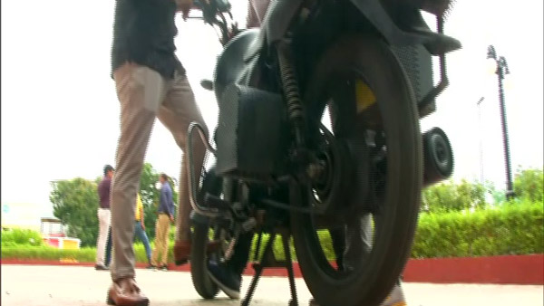 പെട്രോളിലും ഇലക്ട്രിക്കിലും ഓടിക്കാം; ഹ്രൈബ്രിഡ് മോട്ടോര്സൈക്കിളുമായി കോളേജ് വിദ്യാര്ത്ഥികള്