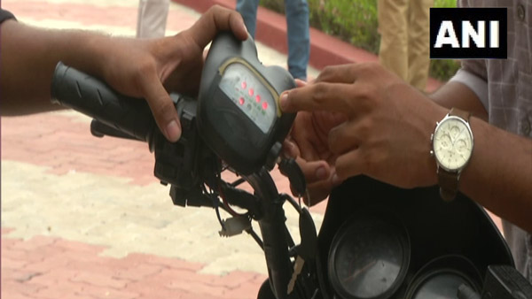 പെട്രോളിലും ഇലക്ട്രിക്കിലും ഓടിക്കാം; ഹ്രൈബ്രിഡ് മോട്ടോര്സൈക്കിളുമായി കോളേജ് വിദ്യാര്ത്ഥികള്