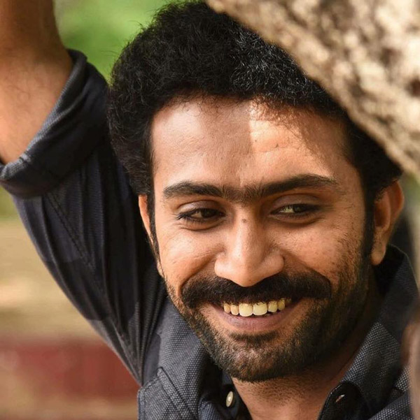 യാത്രകള്ക്ക് കൂട്ടായി കിയ കാര്ണിവല്; സന്തോഷം ആരാധകരുമായി പങ്കുവെച്ച് ഷൈന് ടോം ചാക്കോ
