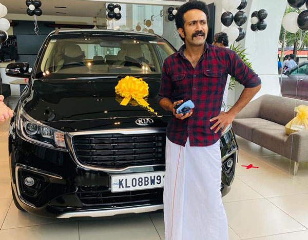 യാത്രകള്ക്ക് കൂട്ടായി കിയ കാര്ണിവല്; സന്തോഷം ആരാധകരുമായി പങ്കുവെച്ച് ഷൈന് ടോം ചാക്കോ