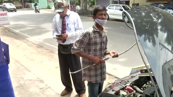 ഒരു വെടിക്ക് രണ്ട് പക്ഷി-മൈലേജ് കൂട്ടുന്നതിനൊപ്പം മലിനീകരണം കുറയ്ക്കാം; 5M മൈലേജ് ബൂസ്റ്ററുമായി ഹൈദരാബാദ് സ്വദേശി