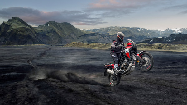 ഷാര്പ്പ് ലുക്കും പുതിയ കളര് ഓപ്ഷനും; 2022 Africa Twin-നെ അവതരിപ്പിച്ച് Honda
