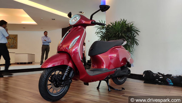 TVS iQube തന്നെ കേമന്; 2021 ഓഗസ്റ്റിലും Bajaj Chetak പിന്നിലാക്കി വില്പ്പന