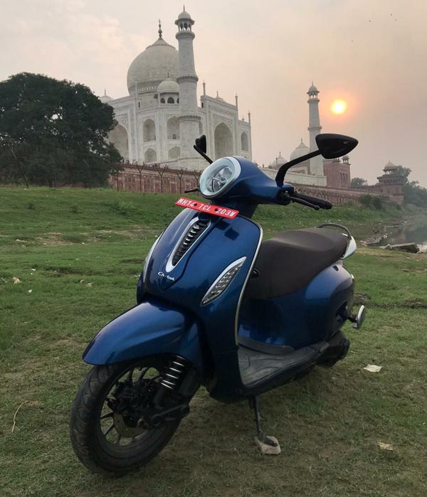 TVS iQube തന്നെ കേമന്; 2021 ഓഗസ്റ്റിലും Bajaj Chetak പിന്നിലാക്കി വില്പ്പന
