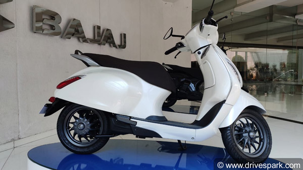 TVS iQube തന്നെ കേമന്; 2021 ഓഗസ്റ്റിലും Bajaj Chetak പിന്നിലാക്കി വില്പ്പന
