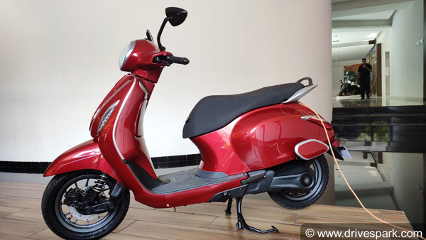 TVS iQube തന്നെ കേമന്; 2021 ഓഗസ്റ്റിലും Bajaj Chetak പിന്നിലാക്കി വില്പ്പന