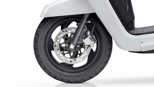 TVS iQube തന്നെ കേമന്; 2021 ഓഗസ്റ്റിലും Bajaj Chetak പിന്നിലാക്കി വില്പ്പന
