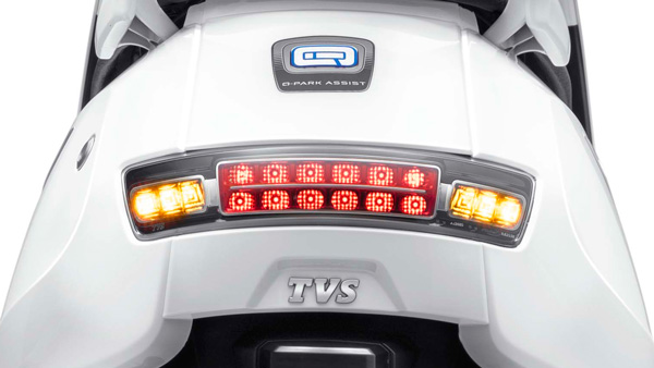 TVS iQube തന്നെ കേമന്; 2021 ഓഗസ്റ്റിലും Bajaj Chetak പിന്നിലാക്കി വില്പ്പന