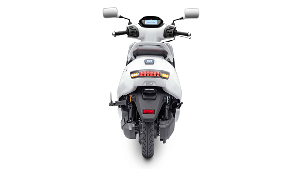 TVS iQube തന്നെ കേമന്; 2021 ഓഗസ്റ്റിലും Bajaj Chetak പിന്നിലാക്കി വില്പ്പന
