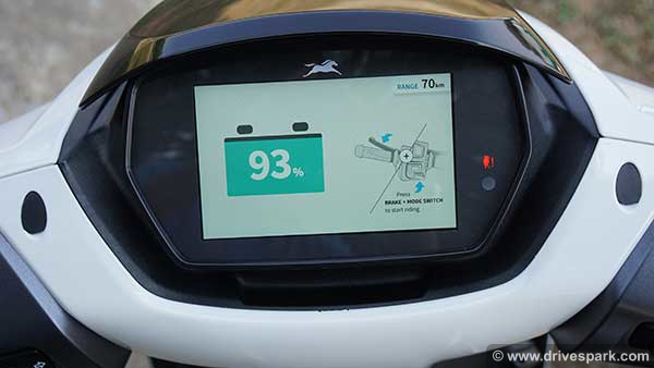 TVS iQube തന്നെ കേമന്; 2021 ഓഗസ്റ്റിലും Bajaj Chetak പിന്നിലാക്കി വില്പ്പന