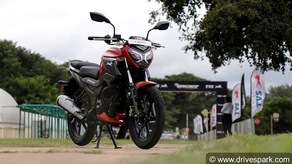 125 സിസിയില് മറ്റ് മോഡലുകളുടെ അന്തകനാകാന് TVS Raider; റിവ്യൂ വിശേഷങ്ങള്