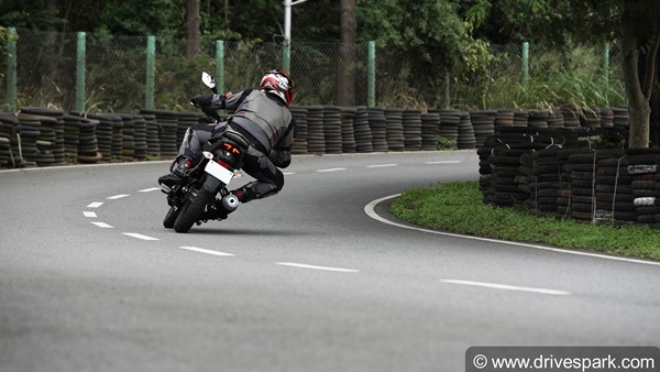 125 സിസിയില് മറ്റ് മോഡലുകളുടെ അന്തകനാകാന് TVS Raider; റിവ്യൂ വിശേഷങ്ങള്