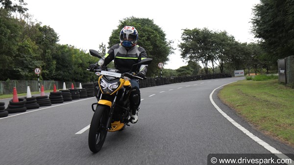 125 സിസിയില് മറ്റ് മോഡലുകളുടെ അന്തകനാകാന് TVS Raider; റിവ്യൂ വിശേഷങ്ങള്