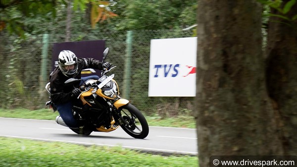 125 സിസിയില് മറ്റ് മോഡലുകളുടെ അന്തകനാകാന് TVS Raider; റിവ്യൂ വിശേഷങ്ങള്