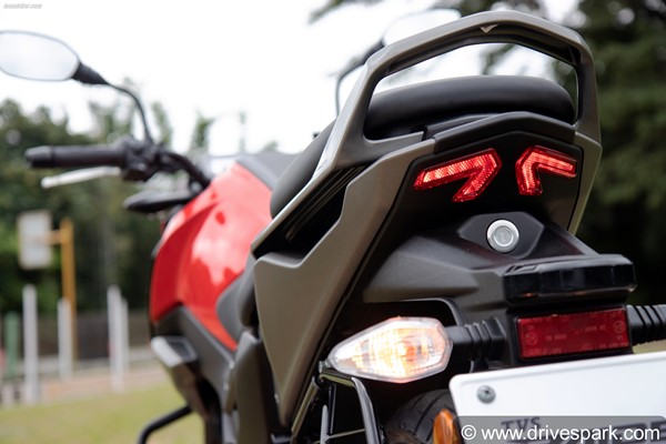 125 സിസിയില് മറ്റ് മോഡലുകളുടെ അന്തകനാകാന് TVS Raider; റിവ്യൂ വിശേഷങ്ങള്