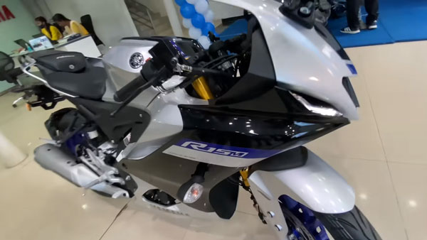 Yamaha R15 V4, R15M ആദ്യ ബാച്ച് ഡെലിവറി ആരംഭിച്ചു; വോക്ക്എറൗണ്ട് വീഡിയോ ഇതാ