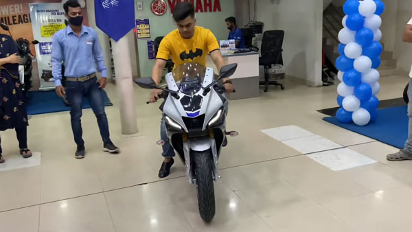 Yamaha R15 V4, R15M ആദ്യ ബാച്ച് ഡെലിവറി ആരംഭിച്ചു; വോക്ക്എറൗണ്ട് വീഡിയോ ഇതാ
