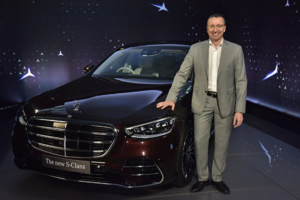 മെയ്ഡ് ഇന് ഇന്ത്യ' S-ക്ലാസ് സെഡാനെ അവതരിപ്പിച്ച് Mercedes; വില 1.57 കോടി രൂപ