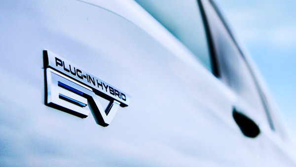 കൂടുതൽ ബോൾഡ് ലുക്കിൽ Outlander PHEV; പുതുതമുറ മോഡലിന്റെ ഡിസൈൻ വെളിപ്പെടുത്തി Mitsubishi