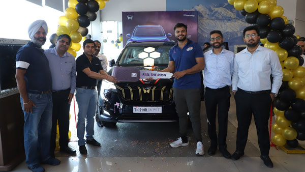 ഒളുമ്പ്യൻ സുമിത് ആന്റിലിന് XUV700 Javelin Gold എഡിഷൻ കൈമാറി Mahindra
