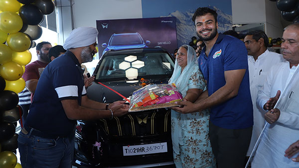 ഒളുമ്പ്യൻ സുമിത് ആന്റിലിന് XUV700 Javelin Gold എഡിഷൻ കൈമാറി Mahindra