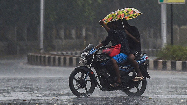 മറഞ്ഞിരിക്കുന്ന അപകടം; ഇരുചക്രവാഹനങ്ങളിൽ കുടയുടെ ഉപയോഗം നിരോധിച്ച് MVD