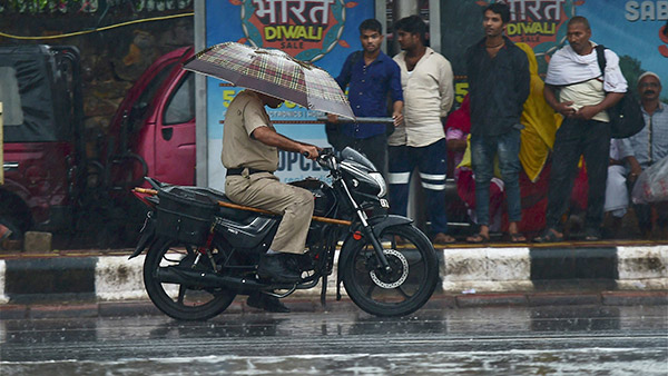 മറഞ്ഞിരിക്കുന്ന അപകടം; ഇരുചക്രവാഹനങ്ങളിൽ കുടയുടെ ഉപയോഗം നിരോധിച്ച് MVD