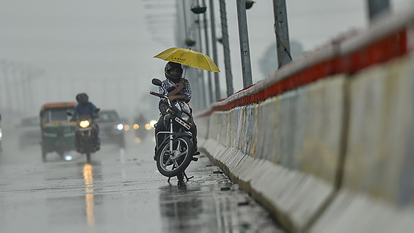 മറഞ്ഞിരിക്കുന്ന അപകടം; ഇരുചക്രവാഹനങ്ങളിൽ കുടയുടെ ഉപയോഗം നിരോധിച്ച് MVD