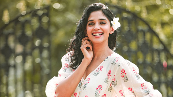 യാത്രകള്ക്ക് കൂട്ടായി റേഞ്ച് റോവര് സ്പോര്ട്ട് ബ്ലാക്ക് എഷിഷന്; ചിത്രങ്ങള് പങ്കുവെച്ച് നൈല ഉഷ
