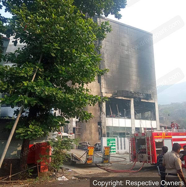 ഷോറൂമിലുണ്ടായത് വന് തീപിടിത്തം; 40-45 ബിഎംഡബ്ല്യു കാറുകള് കത്തിനശിച്ചു