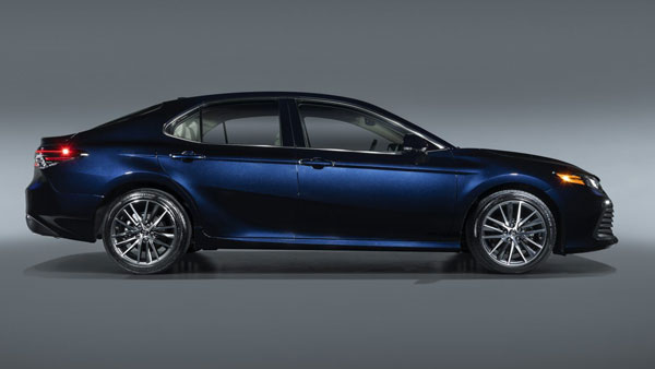മുഖംമിനുക്കി Toyota Camry ഹൈബ്രിഡും വിപണിയിൽ; വില 41.70 ലക്ഷം രൂപ