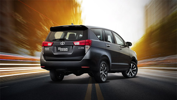 വില കൂടി, പരിഹാരവും കണ്ടുപിടിച്ച് Toyota; Innova Crysta എംപിവിയുടെ രണ്ട് ബേസ് പെട്രോൾ വേരിയന്റുകൾ വിപണിയിൽ