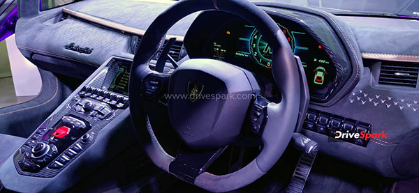 നിരത്തില് കുതിക്കാന് Aventador Ultimae Coupe; ആദ്യ യൂണിറ്റ് മുംബൈയില് എത്തിച്ച് Lamborghini