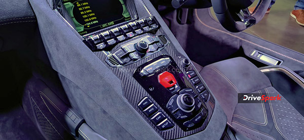 നിരത്തില് കുതിക്കാന് Aventador Ultimae Coupe; ആദ്യ യൂണിറ്റ് മുംബൈയില് എത്തിച്ച് Lamborghini