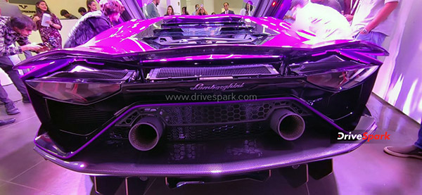 നിരത്തില് കുതിക്കാന് Aventador Ultimae Coupe; ആദ്യ യൂണിറ്റ് മുംബൈയില് എത്തിച്ച് Lamborghini