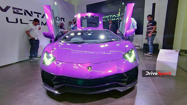 നിരത്തില് കുതിക്കാന് Aventador Ultimae Coupe; ആദ്യ യൂണിറ്റ് മുംബൈയില് എത്തിച്ച് Lamborghini