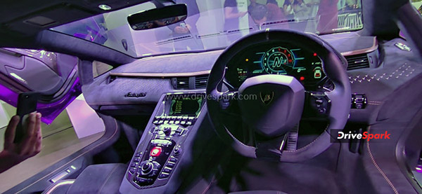 നിരത്തില് കുതിക്കാന് Aventador Ultimae Coupe; ആദ്യ യൂണിറ്റ് മുംബൈയില് എത്തിച്ച് Lamborghini