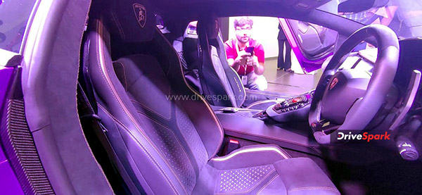 നിരത്തില് കുതിക്കാന് Aventador Ultimae Coupe; ആദ്യ യൂണിറ്റ് മുംബൈയില് എത്തിച്ച് Lamborghini