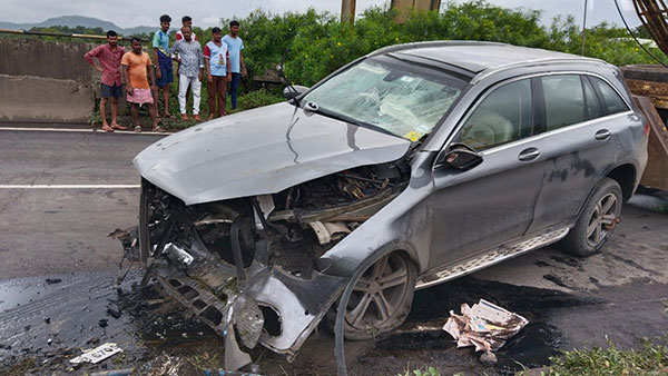 'മാമനോടൊന്നും തോന്നല്ലേ'...ബെന്സിലിടിച്ച ട്രാക്ടര് രണ്ടായി പിളര്ന്നു