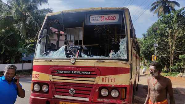 തലയെങ്കിലും സേഫ് ആയിരിക്കട്ടെ! ഹർത്താൽ ദിനത്തിൽ ഹെൽമറ്റ് ധരിച്ച് കെഎസ്ആർടിസി ഡ്രൈവർ