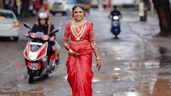 'റോഡില് കുഴിയുള്ളപ്പോള് എന്തിന് ലൊക്കേഷന് തപ്പി നടപ്പൂ'; ഫോട്ടോഷൂട്ട് വൈറല്