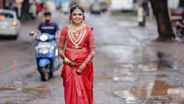 'റോഡില് കുഴിയുള്ളപ്പോള് എന്തിന് ലൊക്കേഷന് തപ്പി നടപ്പൂ'; ഫോട്ടോഷൂട്ട് വൈറല്