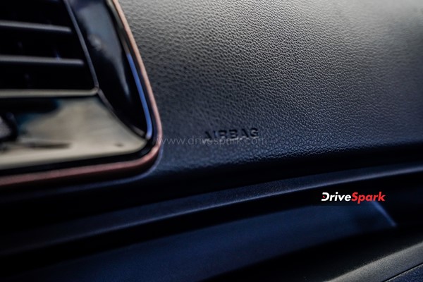 ഫണ്, ഫാസ്റ്റ്, ഫിയര്ലെസ് XUV400; മഹീന്ദ്ര ഇലക്ട്രിക് എസ്യുവി റിവ്യൂ വായിക്കാം