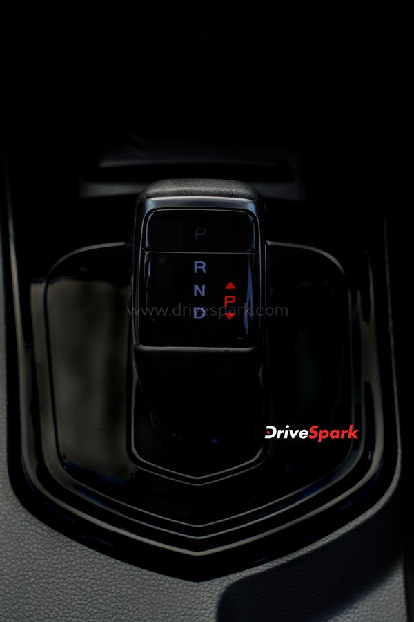 ഫണ്, ഫാസ്റ്റ്, ഫിയര്ലെസ് XUV400; മഹീന്ദ്ര ഇലക്ട്രിക് എസ്യുവി റിവ്യൂ വായിക്കാം