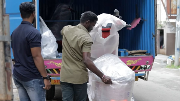പുതിയ ഇവി സെന്ററുകള് തുറന്ന് Ola Electric ഓഫ്ലൈനായി; കേരളത്തിലെ ഷോറൂം ഈ നഗരത്തില്