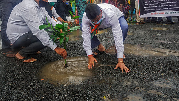 'റോഡില് കുഴിയുള്ളപ്പോള് എന്തിന് ലൊക്കേഷന് തപ്പി നടപ്പൂ'; ഫോട്ടോഷൂട്ട് വൈറല്