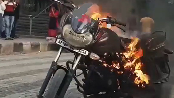 'പെറ്റി അശോക് അടയ്ക്കൂല'; പൊലീസ് ചലാനിട്ടതോടെ ബൈക്ക് കത്തിച്ച് 45-കാരന്