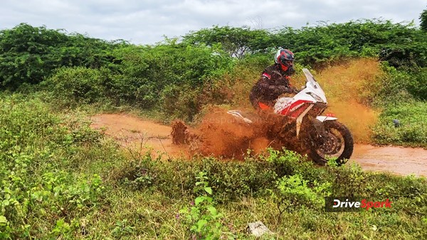 സാഹസികതയിലേക്ക് ഇറങ്ങിച്ചെല്ലാം; Moto Morini X-Cape 650X റിവ്യു